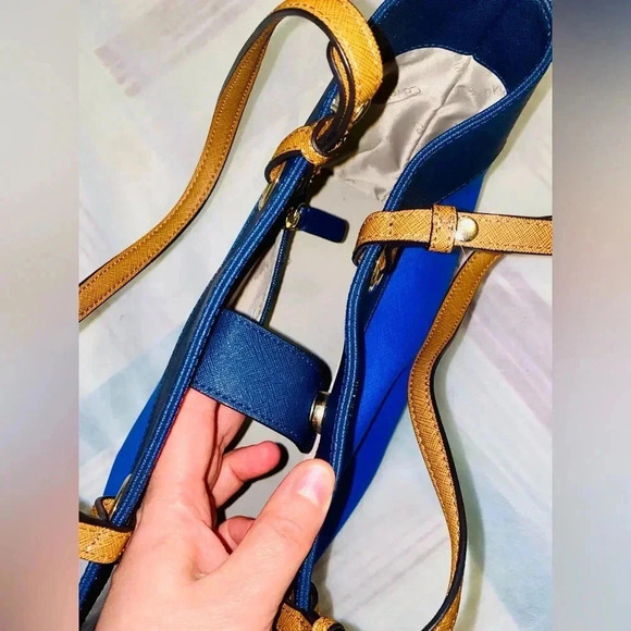 Calvin  Klein bag bright blue color. New - Picture 10 of 10